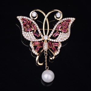 Broche papillon dorée avec zircon rose, cristaux et perle pendante pour manteau chic