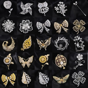 Collection de 25 bases de broches élégantes en motifs de fleurs, papillons et feuilles