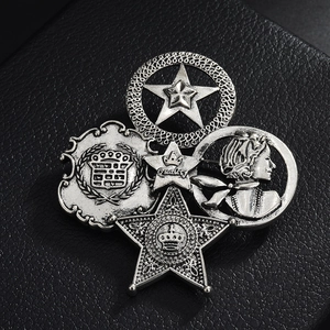 Vue détaillée d'une broche en métal argenté vintage avec écusson et couronne sur cuir