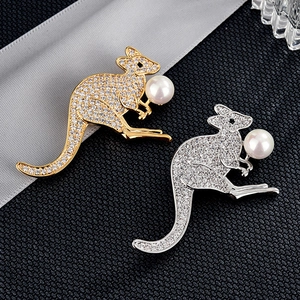 Broches kangourou élégantes en or et argent avec pavé de zircons et perles blanches rondes