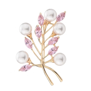 Élégante broche branche dorée avec perles blanches et cristaux roses en grappe de feuilles