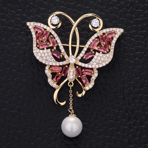Broche papillon dorée avec pierres roses, cristaux blancs et pendentif perle nacrée