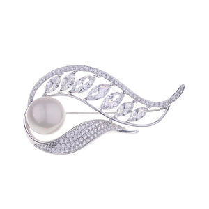 Élégante broche en forme de feuille en argent avec perle blanche et zircons marquise