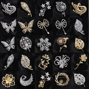 Détails de 25 styles de broches assortis en argent et or sur fond de soie noire