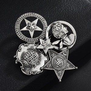 Gros plan d'une broche argentée vintage avec emblème couronne sur cuir noir