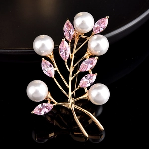 Élégante Broche Branche en Cuivre Plaqué Or Avec Künstliche Perle Zircon Rose Design Floral Feuille Épingle de Mode pour Femme Bijoux de Mariage