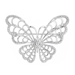 Exquise broche papillon argentée avec ailes évidées et pierres de zircone cubique