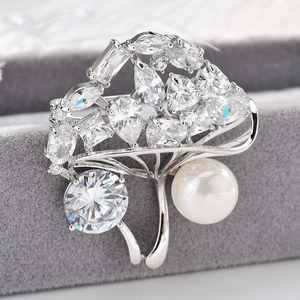 Élégante Broche en Künstliche Perle et Zircone Alliage de Cuivre Forme Feuille de Ginkgo et Champignon pour Costume Manteau Femme Bijoux