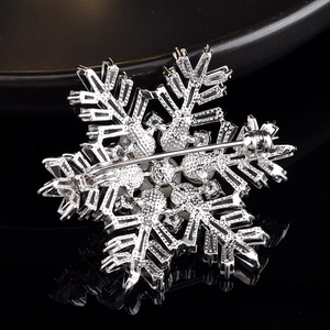 Exquise broche flocon de neige en argent avec perles et zircons sur miroir noir