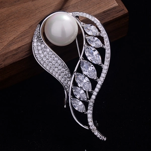 Élégante Broche Künstliche Perle en Forme de Feuille pour Femmes Cuivre Plaqué Or Blanc Zircon Incrusté Bijoux pour Mariage Costume