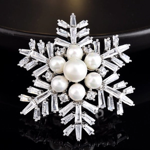 Broche flocon de neige élégante avec perles lustrées et cristaux de zircone cubique