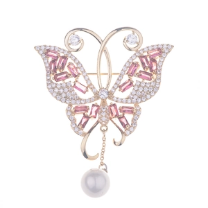 Élégante broche papillon avec pierres roses, pavé de zircons et perle blanche pendante