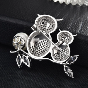 Elegante spilla a forma di gufo in argento con perle e zirconi su pelle nera