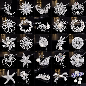 Collection de 25 broches argentées luxueuses avec zircons et perles fines