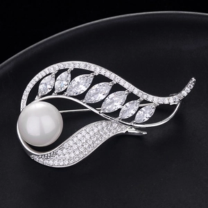 Broche élégante vague argentée avec grande perle blanche et accents de zircon marquise