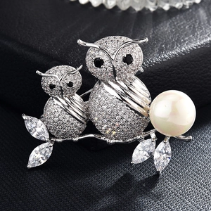 Elegante Spilla a Gufo in Rame e Zirconia Con Perla Artificial Placcata in Oro Bianco Spilla da Risvolto Animale per Abito da Donna Gioielli Regalo