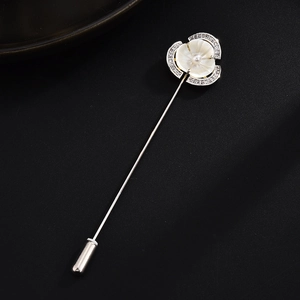 Detail der eleganten Zirkon-Blumenbrosche mit Muschel-Blütenblättern und weißer Perle