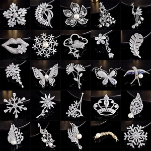 Collection de 25 broches variées en argent avec fleurs et animaux et zircons brillants