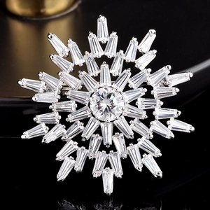 Macro de broche flocon de neige argentée sertie de zircons cubiques sur fond noir