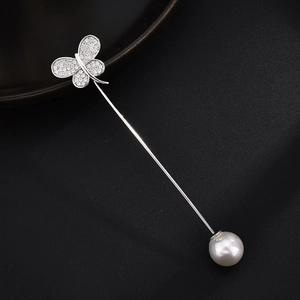Eleganter Schmetterlings-Anstecknadel aus Silber mit Zirkonia und einer weißen Perle