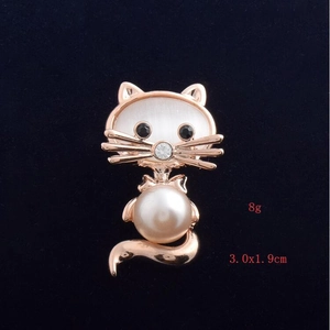 Détail d'une broche chat avec visage opale blanche, plaquage or rose et perle ronde