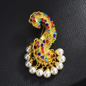 Broche dorée luxueuse avec strass colorés et perles suspendues sur cuir noir élégant