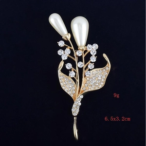 Détail de la broche muguet avec perles blanches et cristaux étincelants