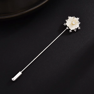 Eleganter Blumen-Zirkon-Nadelbrosche mit Muschel-Blütenblättern und gelbem Stein für Mäntel