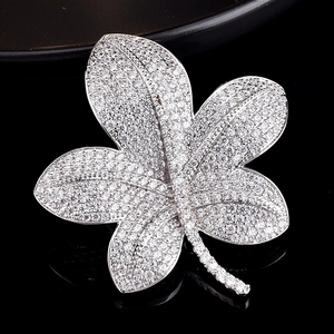 Broche élégante en forme de feuille d'érable avec cristaux de zircon scintillants