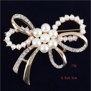 Broche nœud avec perles et strass, dimensions 5.0x4.5cm et poids de 13g