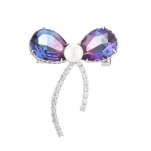 Broche papillon élégante avec cristaux violets, perle blanche et glands en zircone