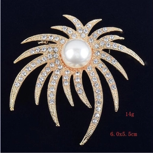 Vue macro d'une broche perle 6,0x5,5 cm avec détails d'étoiles dorées et diamants