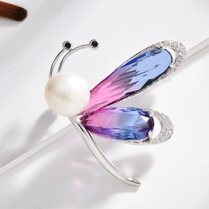 Broche libellule élégante avec cristaux dégradés, perles et incrustations de zircon