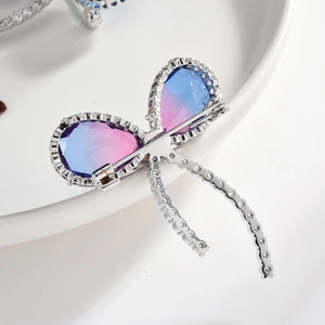 Élégante broche papillon avec pierres en zircon dégradées bleu-violet et strass argent