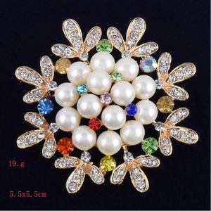 Détail de la broche fleur en perles de 5,5 cm ornée de strass colorés sur fond noir