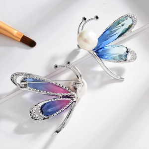 Broches libellule élégantes avec cristaux dégradés, zircons et perle blanche