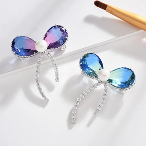 Élégante Broche Nœud Papillon en Cuivre Zircon Avec Dégradé de Cristal Künstliche Perle Gland Bijoux de Mode pour Femmes Mariage Banquet