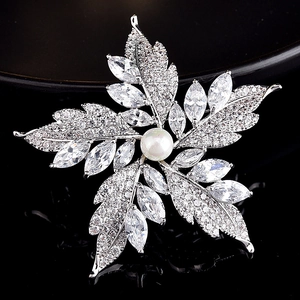 Détail de la broche feuille d'érable en alliage d'argent avec zircons brillants et perle blanche