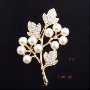 Vue détaillée de la broche fleur perlée 5,3x3,8 cm avec cristaux sur velours