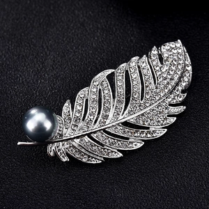 Broche élégante en forme de plume avec strass brillants et perle gris foncé
