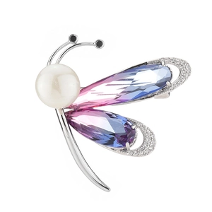 Broche papillon élégante avec cristaux dégradés roses et accents de zircone cubique