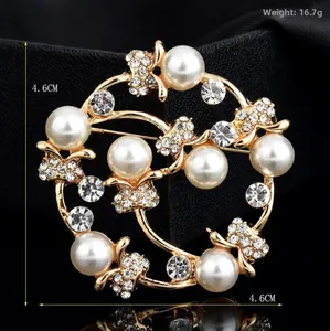Détails de la broche fleurie de luxe avec perles, alliage doré et strass brillants