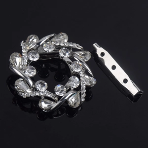 Vue détaillée d'une broche couronne en argent avec strass et base d'épingle de sûreté