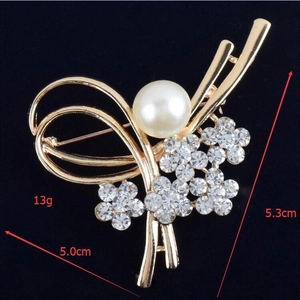 Vue détaillée de la broche fleur en perles montrant 5,3 cm de long et 5,0 cm de large