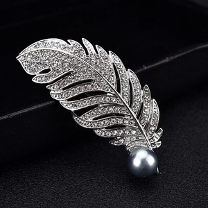 Broche Plume en Alliage Élégante Avec Strass et Künstliche Perle Grise pour Femmes Plaqué Argent Bijoux de Mode Épingle de Costume