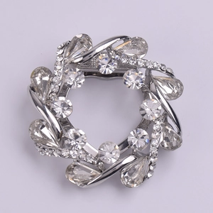 Élégante broche couronne argentée avec cristaux ronds et en forme de goutte d'eau
