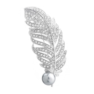 Broche plume argentée avec cristaux blancs et perle grise sur fond blanc pour femme