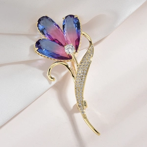 Detail der Blumenbrosche mit violetten Kristallblättern und funkelnden Pavé-Blättern