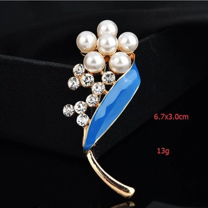 Vue détaillée de la broche fleur de 6,7x3,0cm avec perles, émail bleu et cristaux