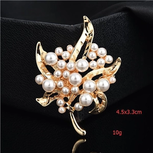 Macro de la broche feuille d'érable dorée avec perles blanches et détails de 4,5x3,3cm